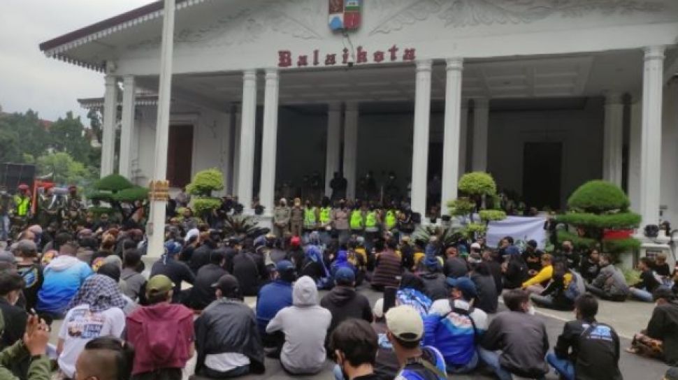 Paguyuban Pencak Silat Geruduk Kantor Bima Arya, Tolak Wisata Malam Di ...