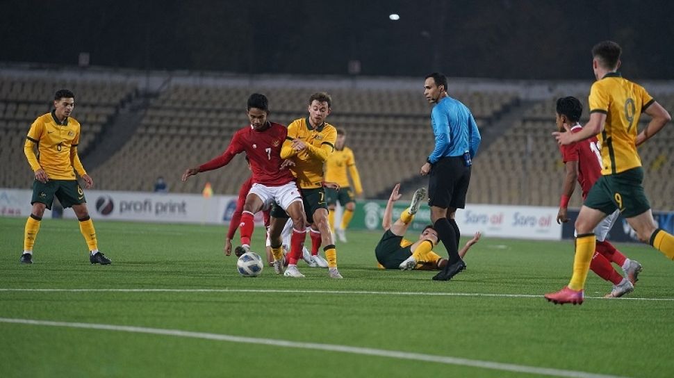 Aksi pemain Timnas Indonesia U-23 Marselino Ferdinan saat behadapan dengan Australia di babak Kualifikasi Piala Asia U-23 2022 (dok. PSSI).