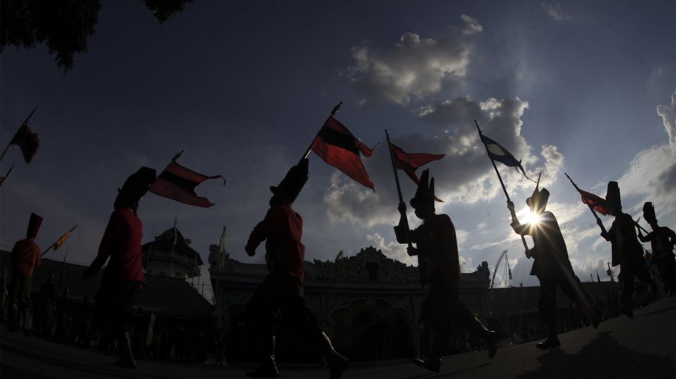 Sejumlah prajurit Keraton Kasunanan Surakarta Hadiningrat dan seniman berkolaborasi dalam peluncuran Atraksi Budaya Prajurit Solo di halaman keraton setempat, Solo, Jawa Tengah, Sabtu (6/11/2021). [ANTARA FOTO/Maulana Surya]