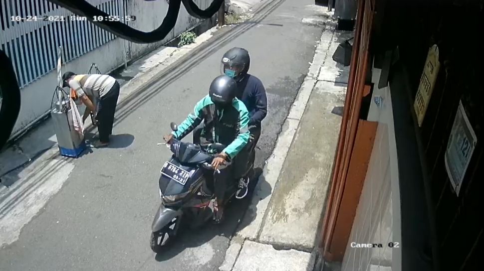 Kenakan Jaket Ojol Ciri Ciri Pelaku Teror Di Rumah Ortu Veronica Koman Terekam Cctv