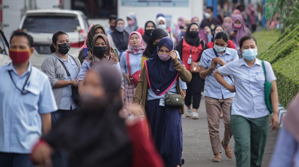 Sejumlah karyawan berjalan saat jam pulang kerja di salah satu pabrik di Kota Tangerang, Banten, Senin (22/11/2021).  ANTARA FOTO/Fauzan
 