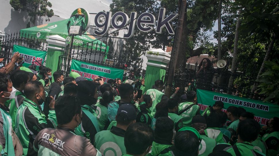 Pengemudi ojek daring berunjuk rasa menolak penyesuaian tarif dengan mendatangi kantor Gojek di Solo, Jawa Tengah, Senin (22/11/2021). ANTARA FOTO/Mohammad Ayudha