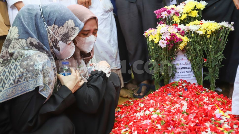 Nadzira Shafa berdoa diatas pusara sang suami, Muhammad Ameer Azzikra usai dimakamkan di Pondok Pesantren Az-zikra di Gunung Sindur, Bogor, Jawa Barat, Senin (29/11/2021). [Suara.com/Alfian Winanto]
