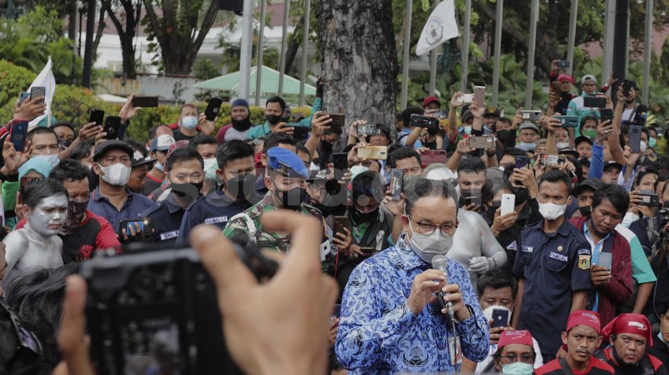 Gubernur DKI Jakarta Anies Baswedan menemui massa buruh yang menggelar aksi unjuk rasa menolak upah minimum provinsi (UMP) di depan Balai Kota DKI Jakarta, Senin (29/11/2021). [Suara.com/Angga Budhiyanto]