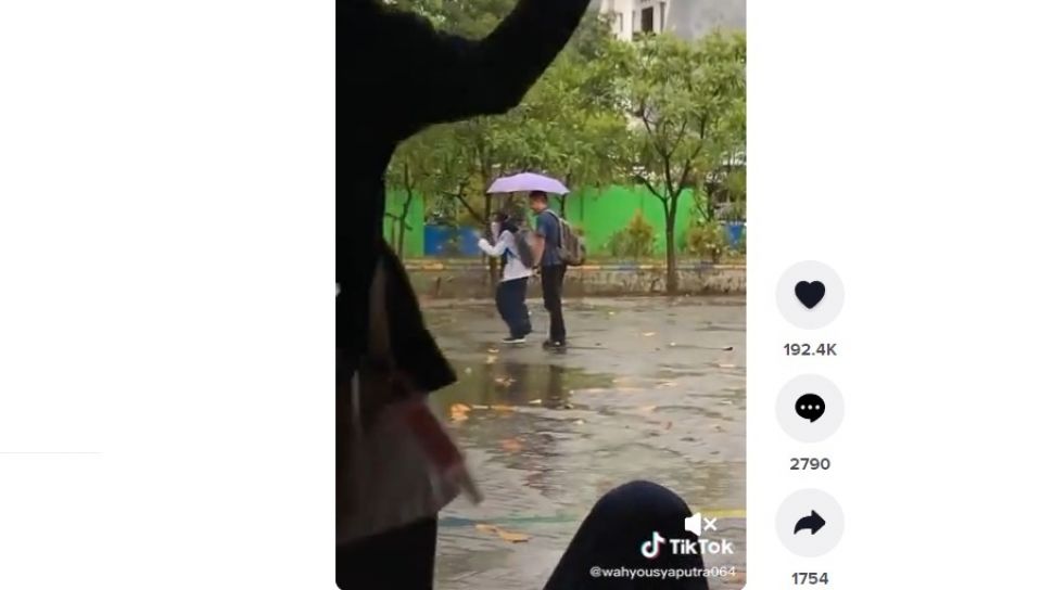 Payungi Mahasiswi Saat Hujan Deras, Aksi Dosen Ini Bikin Netizen Baper -  Suara Jateng