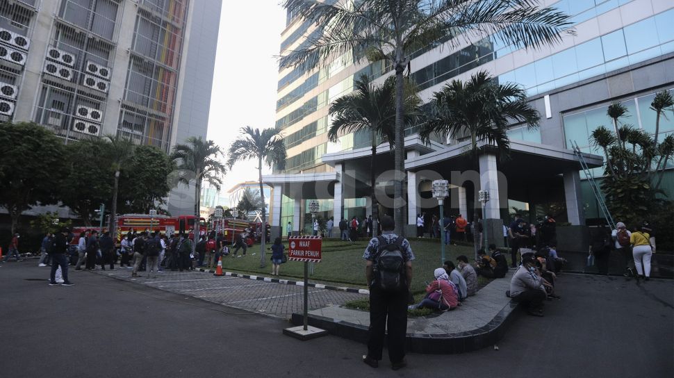Suasana di luar Gedung Cyber 1 pascakebakaran di Jakarta, Kamis (2/12/2021). [Suara.com/Angga Budhiyanto]