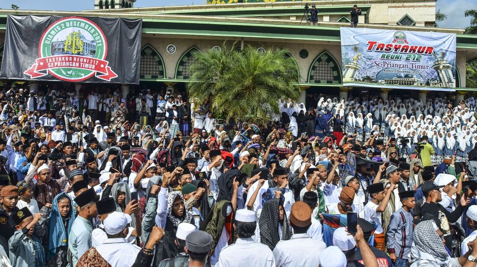 Sejumlah massa mengikuti Tasyakur Reuni 212 se-Priangan Timur di Halaman Mesjid Agung, Kabupaten Ciamis, Jawa Barat, Kamis (2/12/2021).  ANTARA FOTO/Adeng Bustomi