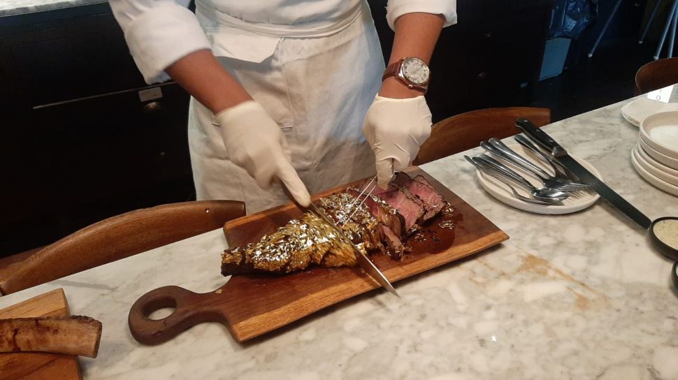Accueillant Noël avec luxe, ce restaurant de Jakarta sert du steak Wagyu enveloppé dans de l’or 24 carats !