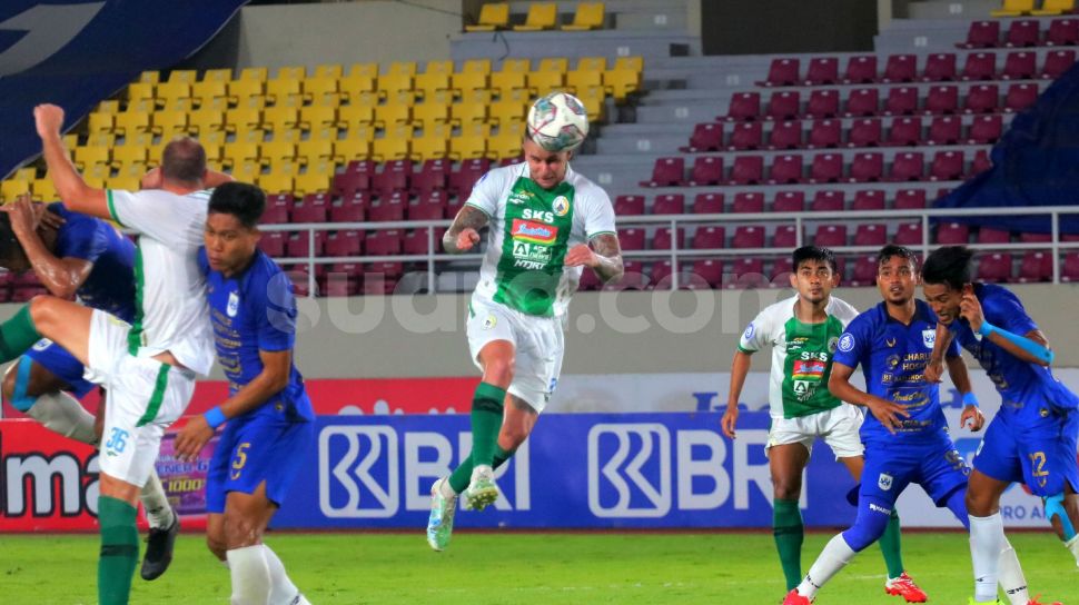 Gelandang PSS Sleman, Aaron Evans menyundul bola yang berbuah gol kedua ke gawang PSIS Semarang dalam lanjutan pekan ke-15 BRI Liga 1 di Stadion Manahan, Solo, Jumat (3/12/2021). [Suara.com/Ronald Seger Prabowo]