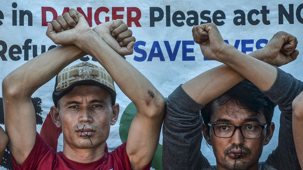 Imigran asal Afghanistan melakukan aksi jahit mulut saat berunjuk rasa di kantor Perwakilan International Organization for Migration (IOM) Pekanbaru, Riau, Sabtu (4/12/2021).  ANTARA FOTO/Yudhie