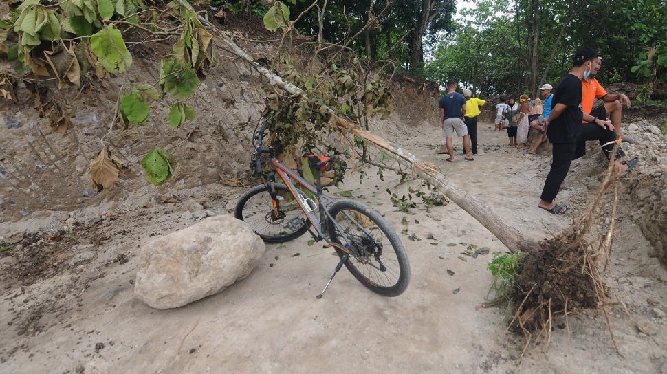 Warga memblokir akses menuju lahan milik mereka yang dikeruk tanahnya di Kaligawe, Pedan, Klaten, Jawa Tengah, Sabtu (4/12/2021).  ANTARA FOTO/Aloysius Jarot Nugroho