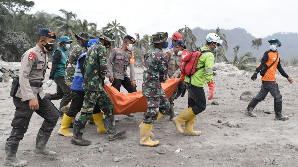 Tim SAR gabungan mengevakuasi jenazah korban yang tertimbun material guguran awan panas Gunung Semeru saat operasi pencarian korban di Desa Sumberwuluh, Lumajang, Jawa Timur, Senin (6/12/2021).  ANTARA FOTO/Zabur Karuru