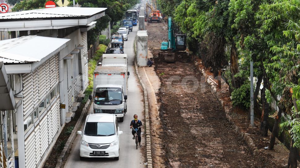 Suasana pembangunan saluran air di Jalan I Gusti Ngurah Rai, Duren Sawit, Jakarta Timur, Selasa (7/12/2021). [Suara.com/Alfian Winanto]