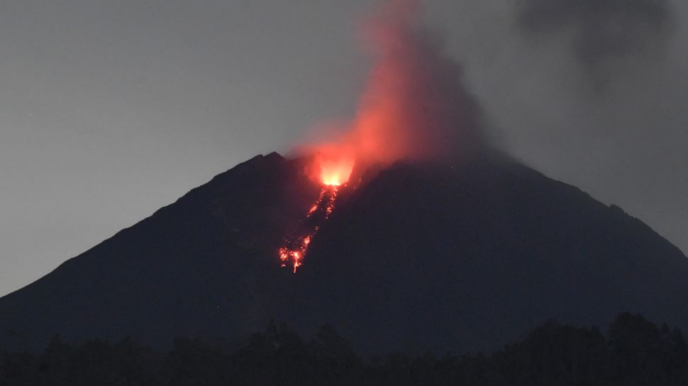 Gunung Semeru yang mengeluarkan lava pijar terlihat dari Desa Sumberwuluh, Lumajang, Jawa Timur, Senin (6/12/2021).  ANTARA FOTO/Zabur Karuru