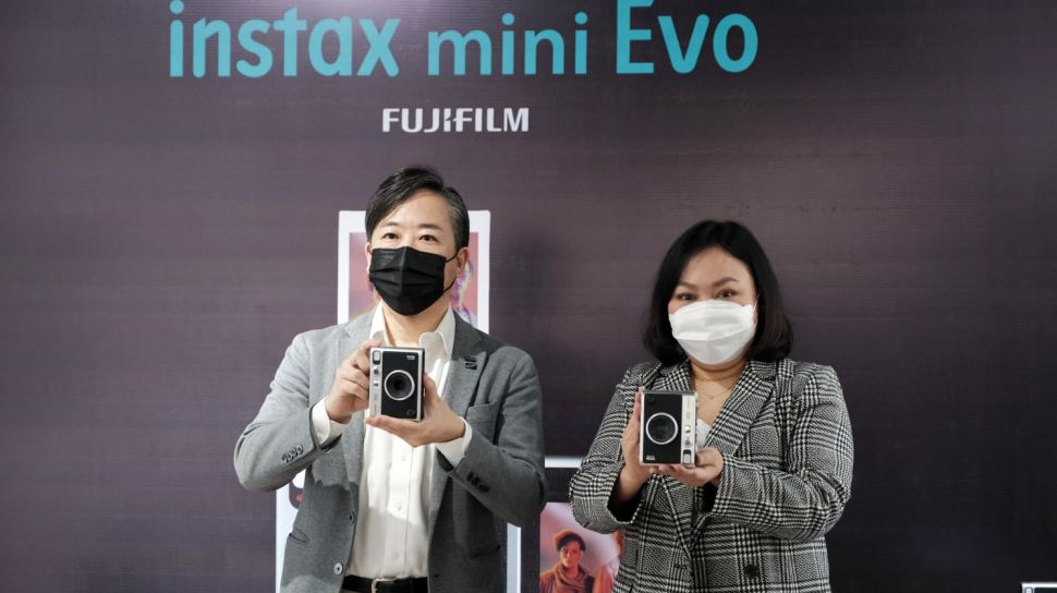 Fujifilm Luncurkan Instax Mini Evo, Kamera Instan yang Bisa Cetak Foto dari Ponsel