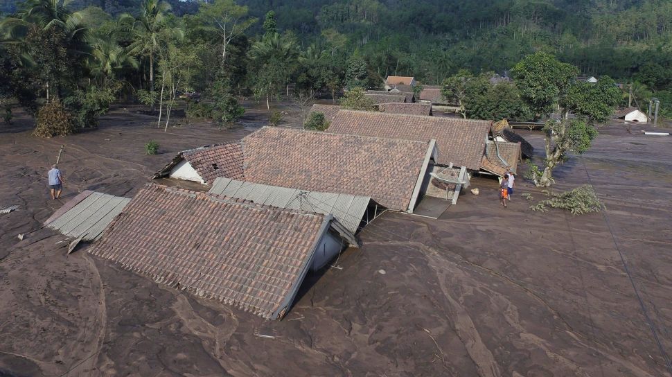 Foto udara kondisi pemukiman warga yang banjir dan terendam pasir di Dusun Kamar Kajang, Candipuro, Lumajang, Jawa Timur, Kamis (9/12/2021). ANTARA FOTO/Zabur Karuru
