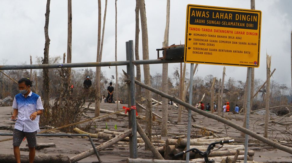 Wisatawan menerobos penghalang jalan untuk melihat dari dekat lokasi bencana letusan gunung Semeru di dusun Sumbersari, Pronojiwo, Lumajang, Jawa Timur, Kamis (9/12/2021). ANTARA FOTO/Ari Bowo Sucipto