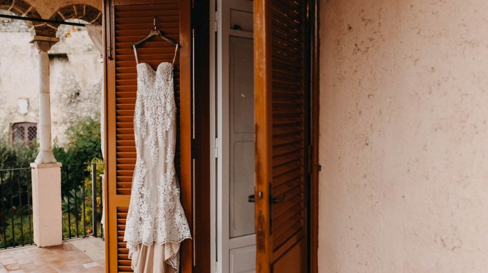 Pernikahan Batal dan Uang Tidak Dikembalikan, Viral Wanita Mengamuk Hancurkan Gaun Pengantin di Salon