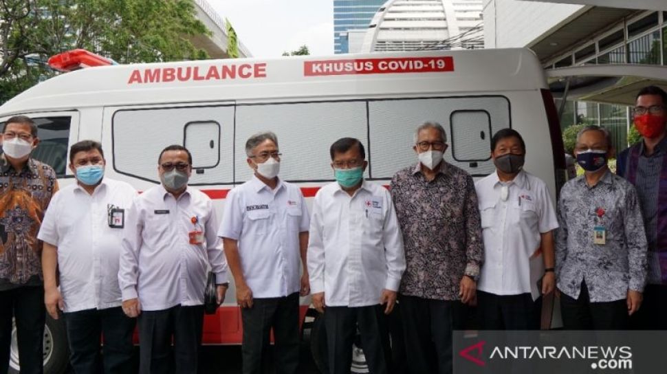 gajah tunggal donasikan dua unit ambulans covid 19 kepada pmi jollynews