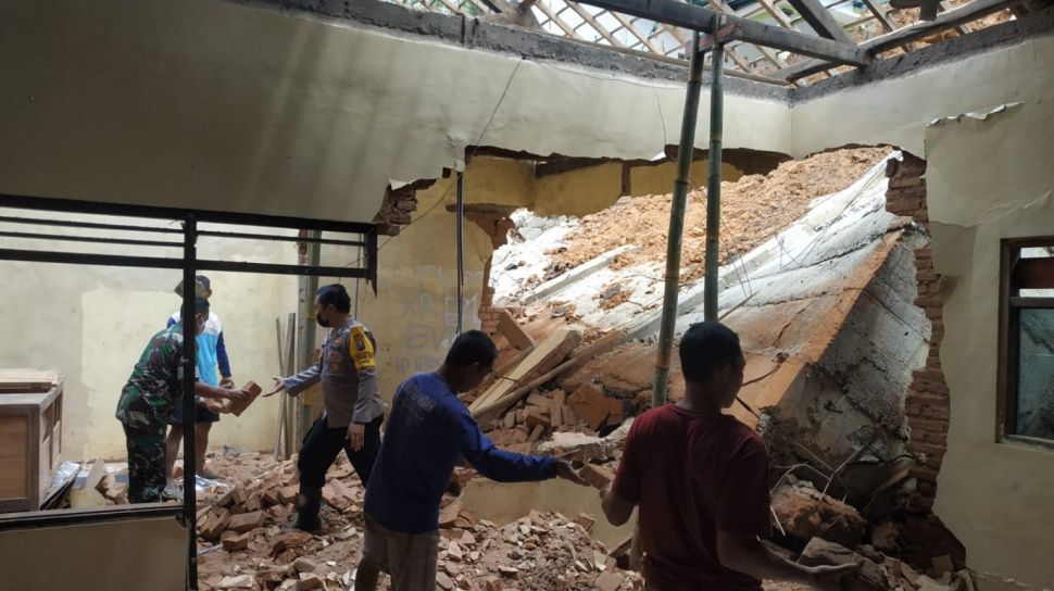 Bencana Tanah Longsor Menghancurkan Rumah Warga Ponorogo