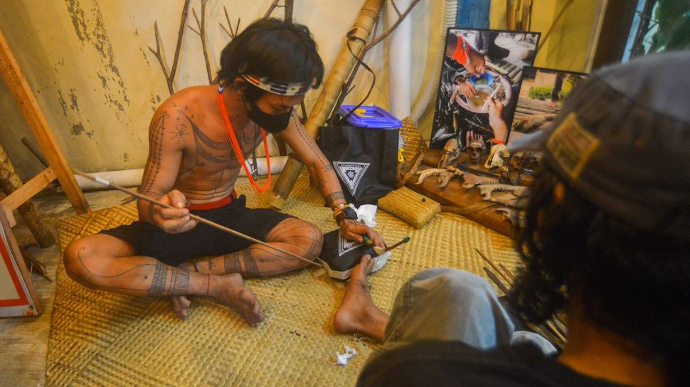 Intip Pembuatan Tato Mentawai Tato Tertua Di Dunia Yang Gunakan Jarum