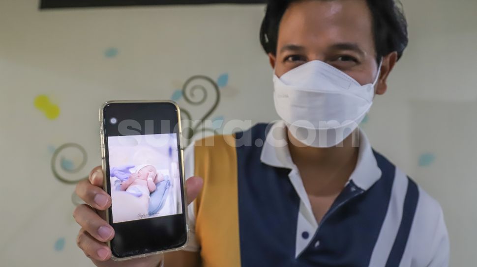 Suami Fairuz A Rafiq, Sonny Septian menunjukkan foto anak ketiga mereka King Zhafi Zayyan Slofa yang baru saja lahir di RSIA Bunda, Menteng, Jakarta Pusat, Rabu (22/12/2021). [Suara.com/Alfian Winanto]
