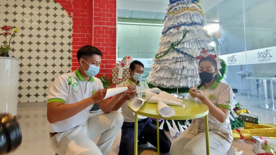 Pernak-pernik Natal, Hotel Surabaya Ini Bikin Pohon Natal Unik Dari Sampah Kertas