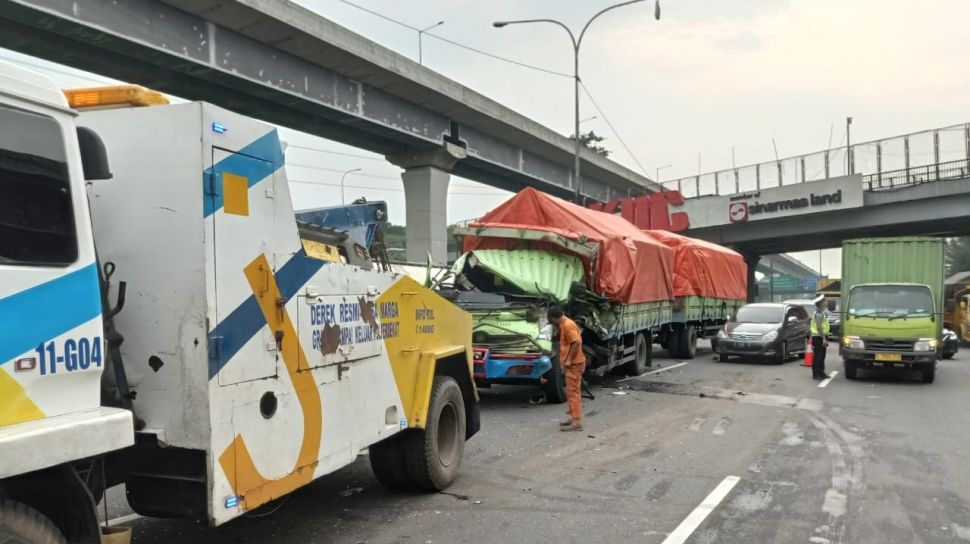 Kronologi Kecelakaan Beruntun Di Tol Japek Libatkan 6 Kendaraan Besar