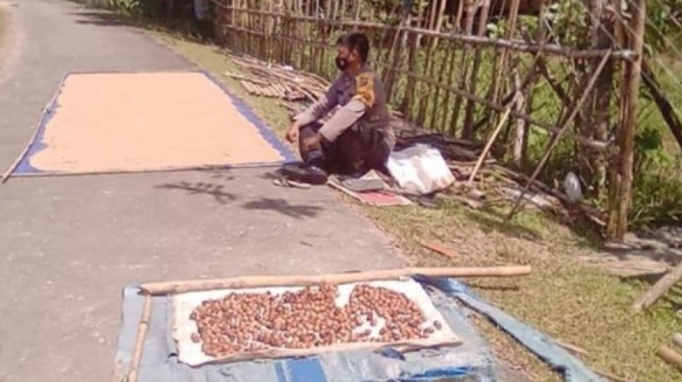 Viral Brigadier Miswandi Police from Aceh, Willing to Protect Residents’ Grain to Participate in Vaccination