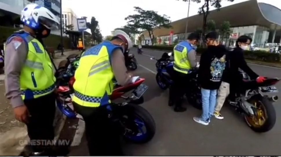 Viral Polisi Tilang Motor Dengan Kuras Tangki Bensin Di Pagedangan