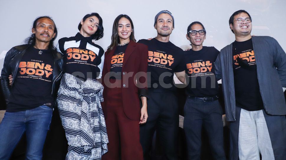 Para kru dan pemain film &#039;Ben &amp; Jody&#039; saat jumpa pers di Kuningan, Jakarta Selatan, Rabu (5/1/2021). [Suara.com/Alfian Winanto]