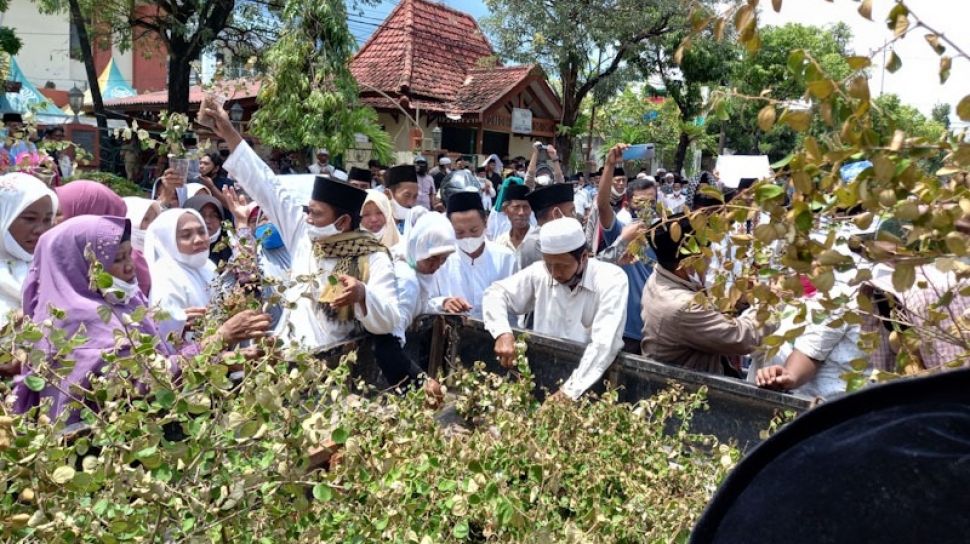 Ratusan Orang di Sumenep Ramai-ramai Usir Jin Pakai Bibit Pohon 