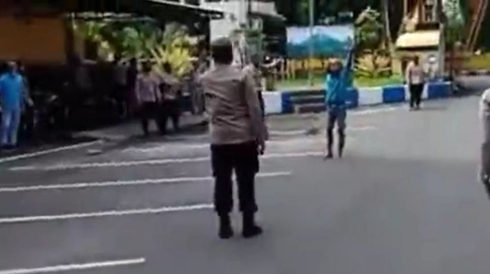 Terungkap! Viral Video Pria Bawa Pisau Serang Polres Lumajang ODGJ ...