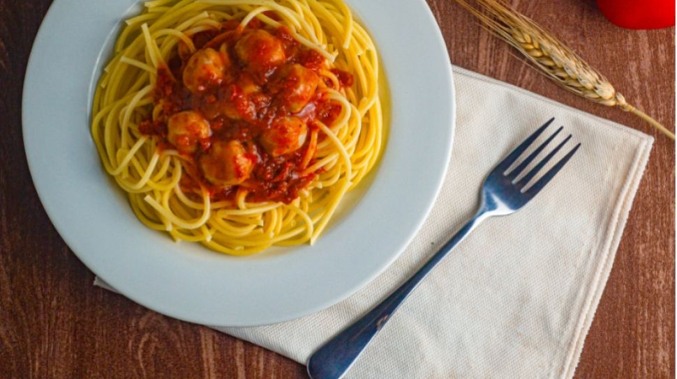 Angkat Kearifan Lokal, Viral Wanita Masak Spaghetti Sambal Pecel Super Pedas
