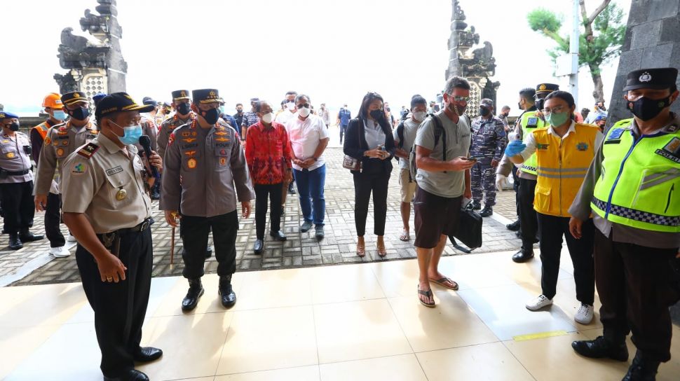 Anticipant Omicron Covid-19 d’outre-mer, le chef de la police nationale procède à l’examen du port de Benoa à Bali