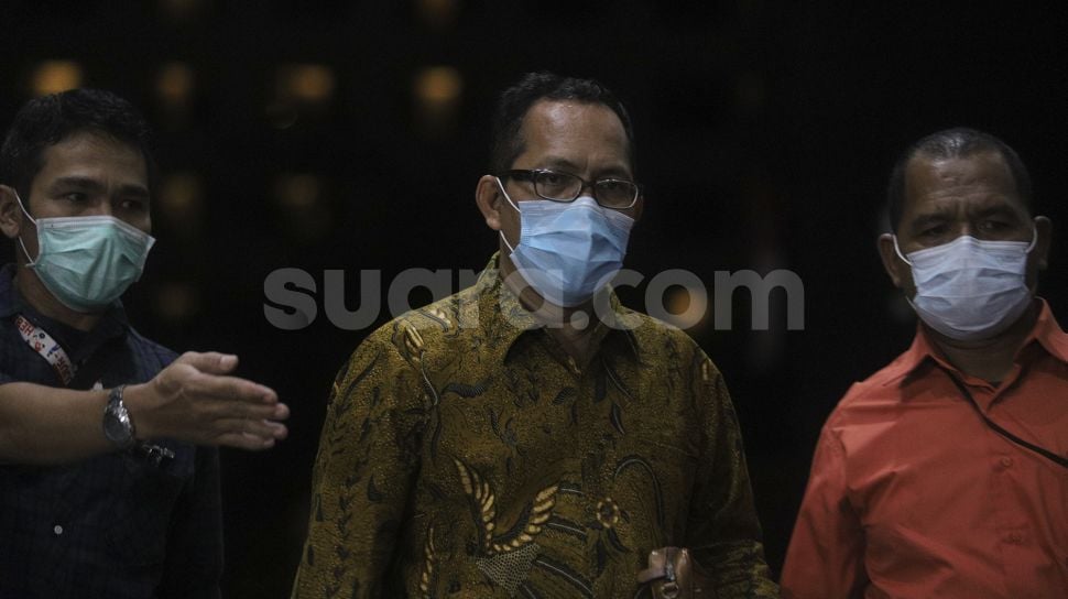 Hakim Pengadilan Negeri (PN) Surabaya Itong Isnaeni (tengah) berjalan menuju ruang pemeriksaan setibanya di Gedung Merah Putih KPK, Jakarta, Kamis (20/1/2022). [Suara.com/Angga Budhiyanto]