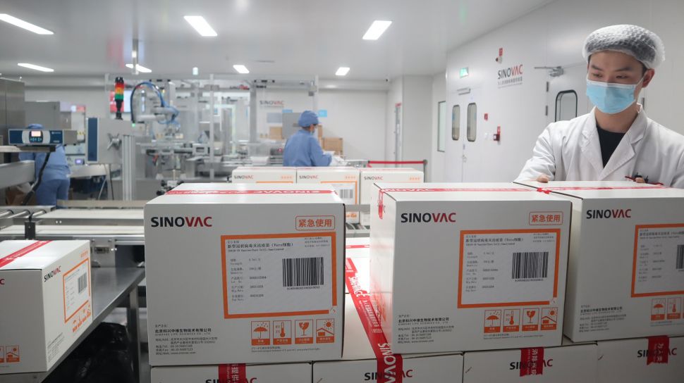 Pekerja memeriksa pengemasan Sinovac Biotech Ltd di pabrik barunya di kawasan Daxing, Beijing, China, Selasa (18/1/2022).  ANTARA FOTO/M. Irfan Ilmie
