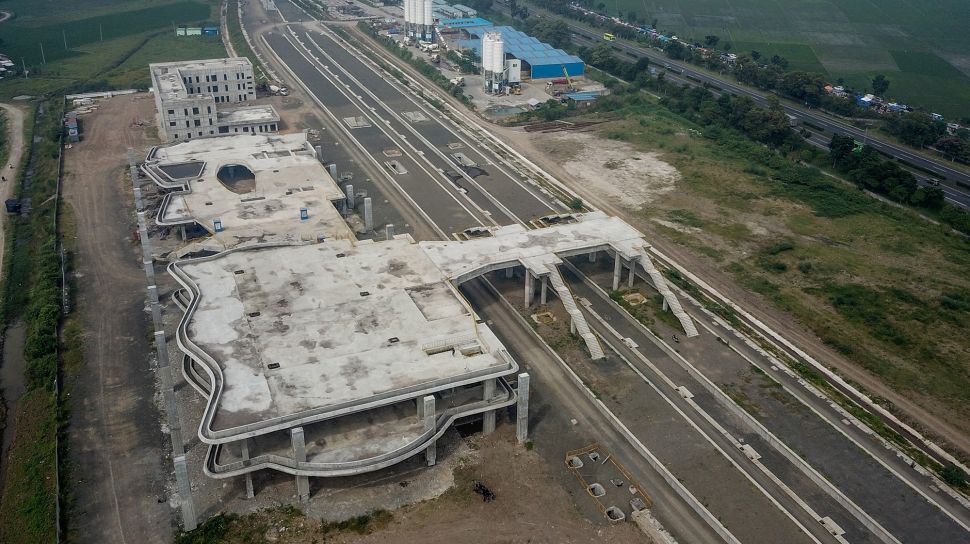 Foto udara pembangunan Stasiun Kereta Cepat Jakarta-Bandung di Tegalluar, Kabupaten Bandung, Jawa Barat, Minggu (23/1/2022).  ANTARA FOTO/Raisan Al Farisi