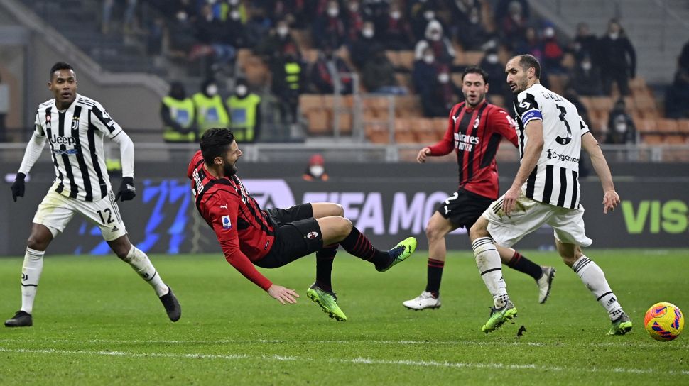 Penyerang AC Milan Olivier Giroud (tengah) terjatuh saat pertandingan sepak bola Serie A Italia antara AC Milan melawan  Juventus di Stadion San Siro, Senin (24/1/2022) dini hari WIB.  Alberto PIZZOLI / AFP