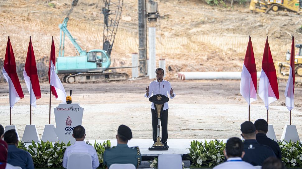 Presiden Joko Widodo memberikan arahan saat groundbreaking proyek hilirisasi batu bara menjadi Dimetil Eter (DME) di Kawasan Industri Tanjung Enim, Tanjung Lalang, Tanjung Agung, Muara Enim, Sumatera Selatan, Senin (24/1/2022). [ANTARA FOTO/Nova Wahyudi]