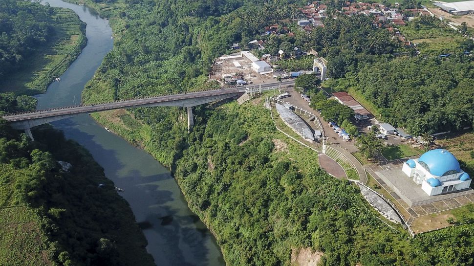 Foto udara Sungai Citarum yang menjadi perbatasan antara Kabupaten Bandung Barat dengan Kabupaten Cianjur di Haurwangi, Kabupaten Cianjur, Jawa Barat, Selasa (25/1/2022). [ANTARA FOTO/Raisan Al Farisi]