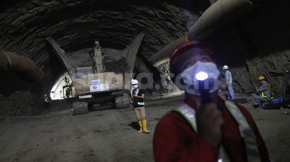 Pekerja dengan alat berat menyelesaikan pengerjaan proyek Kereta Cepat Jakarta-Bandung (KCJB) Tunnel 2 di Desa Bunder, Jatiluhur, Kabupaten Purwakarta, Jawa Barat, Kamis (27/1/2021).