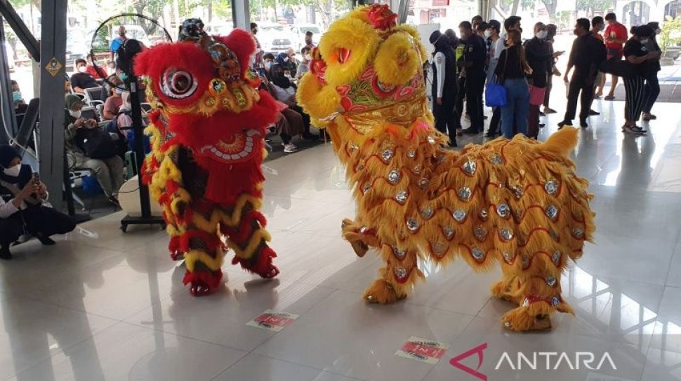 Keren Sambut Tahun Baru Imlek Penumpang Ka Di Stasiun Tawang Dihibur