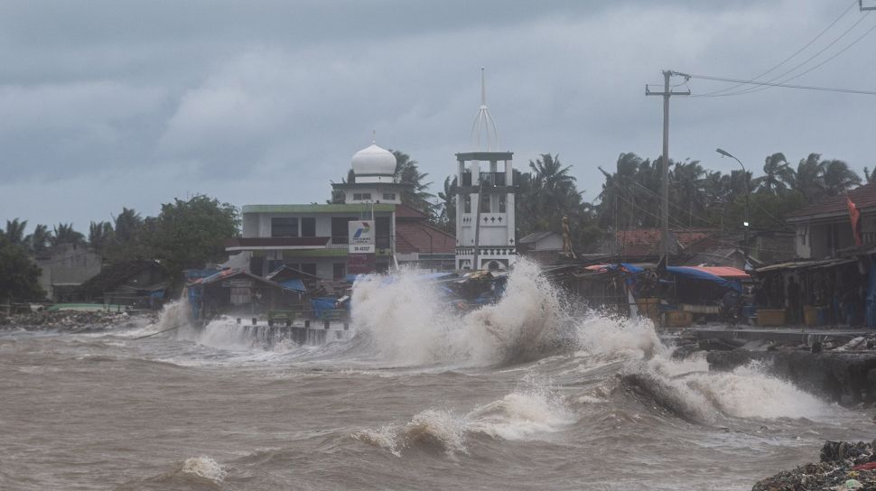 Laut Selatan Jawa Alami Cuaca Ekstrem, Gelombang Laut Hingga 4 Meter, Waspada Nelayan di Jabar, Jogja dan Jawa Tengah