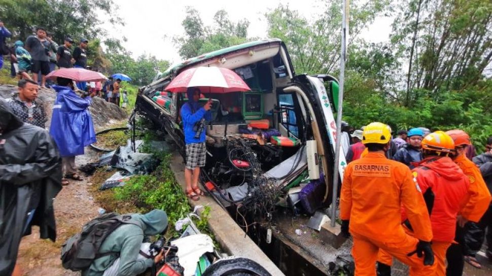 Mengerikan Kecelakaan Bus Pariwisata Di Bantul Oleng Dan Tabrak Tebing