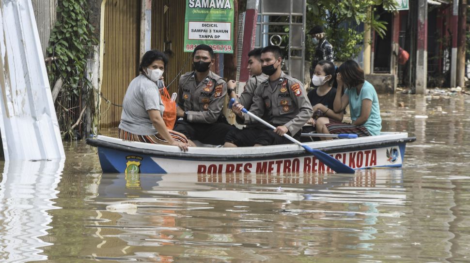 Anggota kepolisian mengevakuasi warga saat banjir di Pondok Gede Permai, Bekasi, Jawa Barat, Kamis (17/2/2022). [ANTARA FOTO/ Fakhri Hermansyah/rwa]