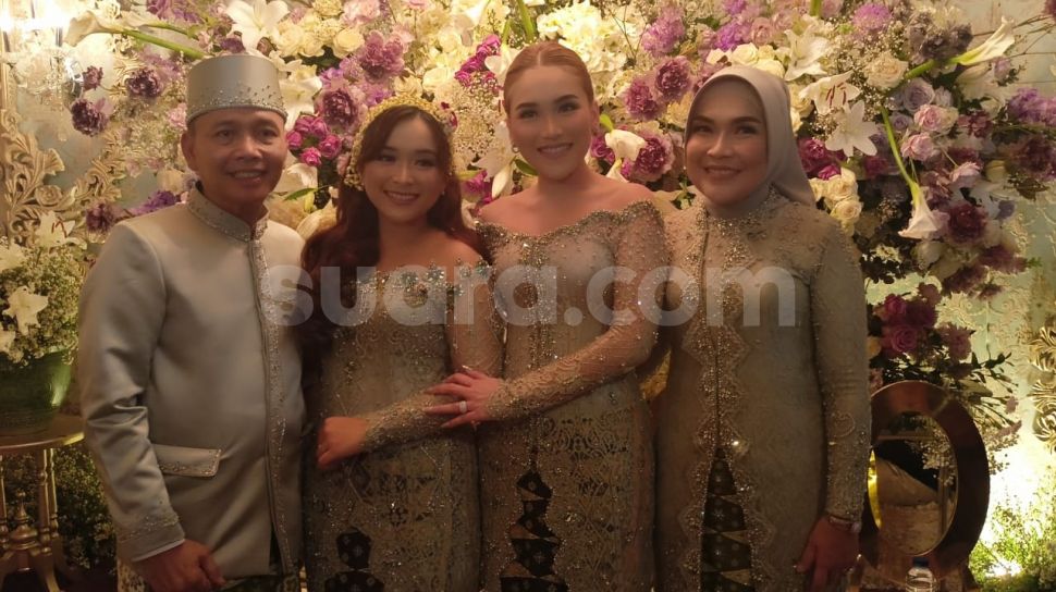 Ayu Ting Ting Dihadiahi Ini di Acara Siraman Adik, Biar Segera Susul