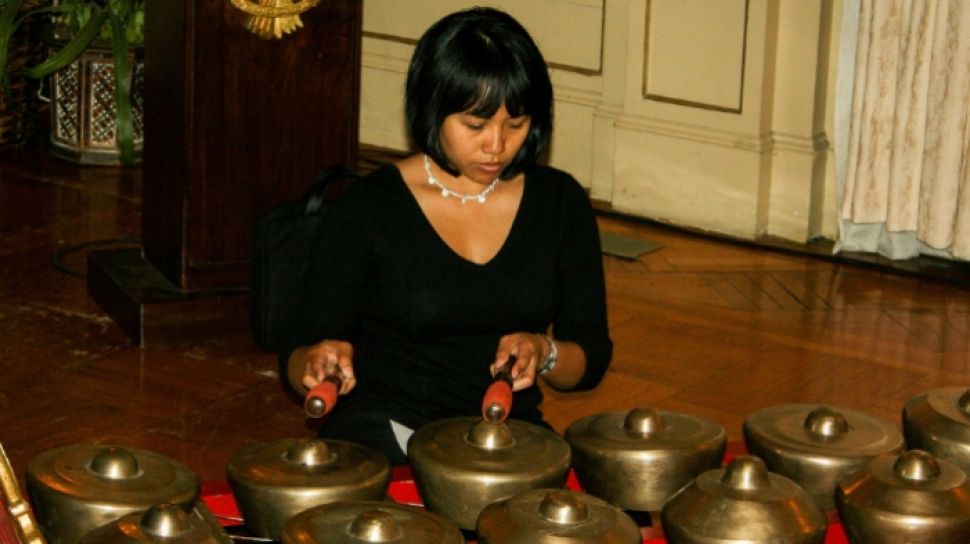 Pemain alat musik tradisional gamelan jawa disebut