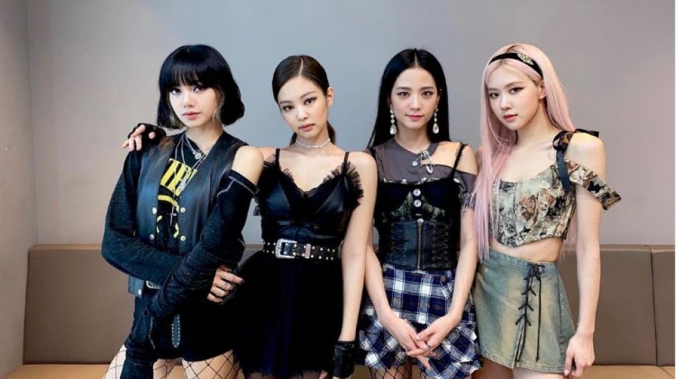 12 Potret Penampilan Vintage BLACKPINK, Jennie Mirip Dewi Yunani