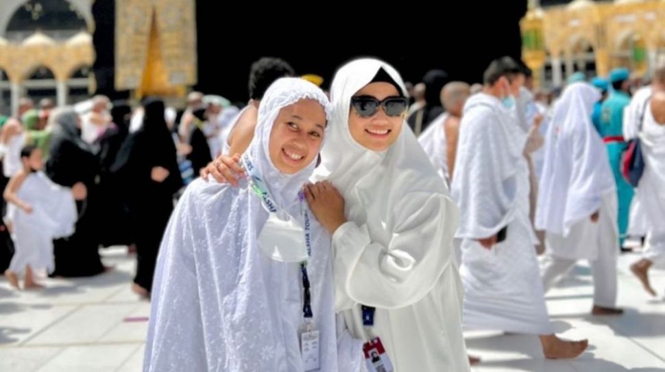 8 Potret Pengasuh Gala Sky Umrah, Fuji Lunasi ‘Utang’ Vanessa Angel